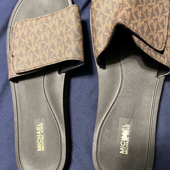 Brand New Never Worn Michael Kors Logo Slides Brown Size 9 - Picture 1 of 2